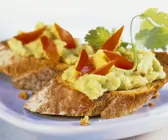 Avocadopüree mit Tomaten auf Röstbrot