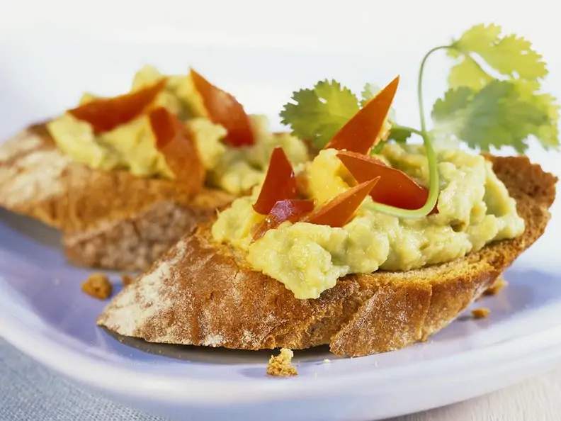 Avocadopüree mit Tomaten auf Röstbrot