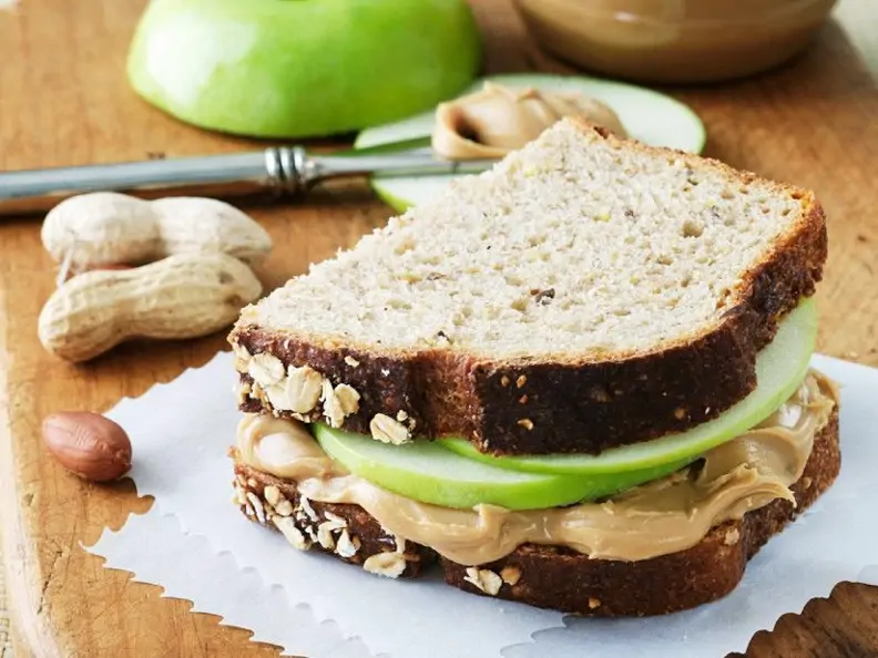 Apfel-Erdnussbutter-Sandwich