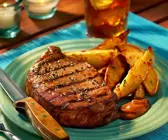 Gegrilltes Steak mit Potato Wedges