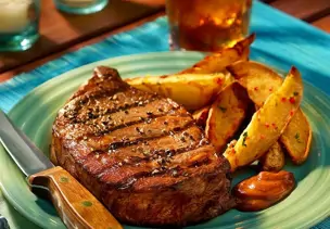 Gegrilltes Steak mit Potato Wedges