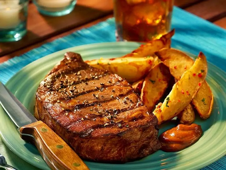 Gegrilltes Steak mit Potato Wedges