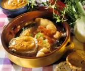 Französische Fischsuppe mit Brot