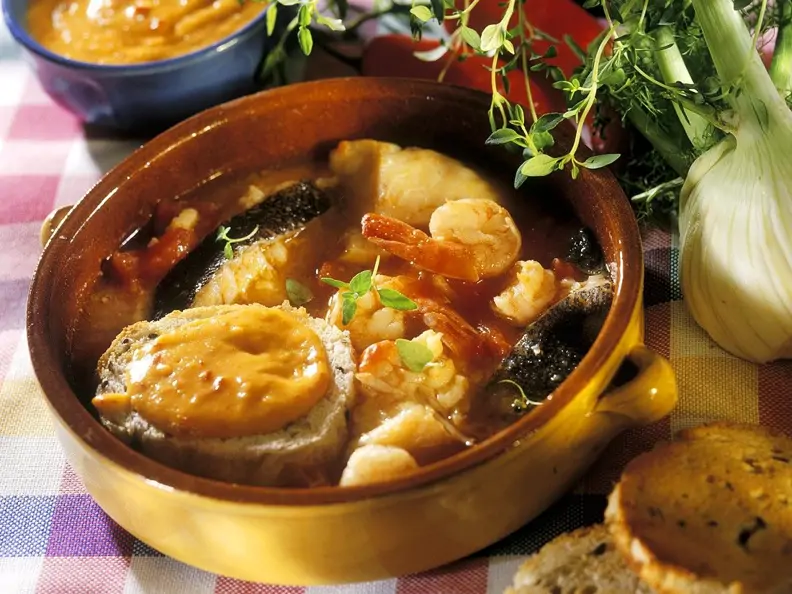 Französische Fischsuppe mit Brot