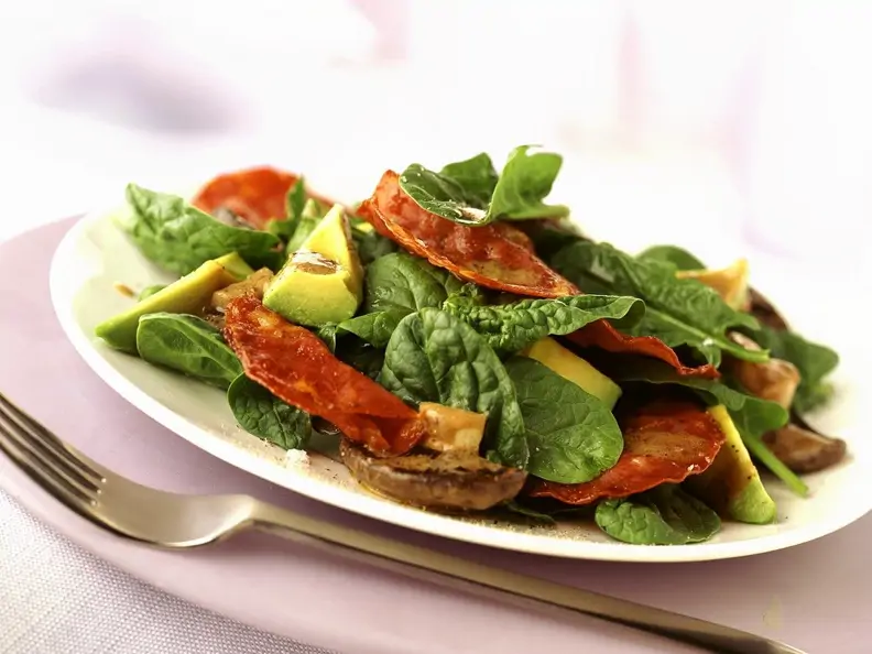 Spinat-Avocadosalat mit Salami