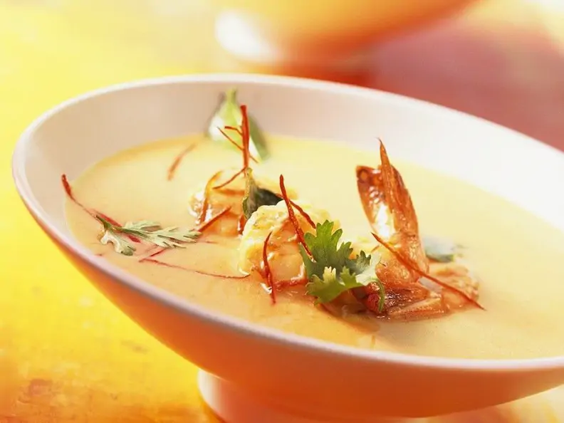 Kokos-Currysuppe mit Garnelen