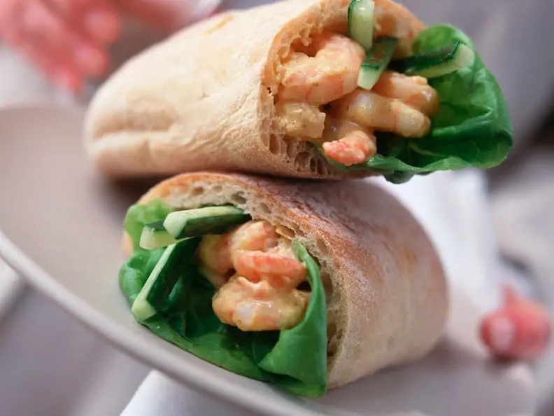 Ciabatta mit Garnelensalatfüllung