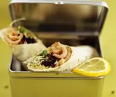 Wraps mit Sprossen-Krabbensalat gefüllt