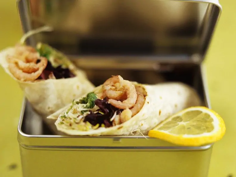 Wraps mit Sprossen-Krabbensalat gefüllt