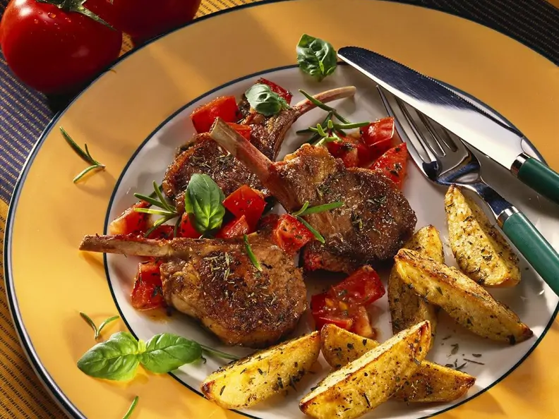 Gebratene Lammkoteletts mit Potato Wedges