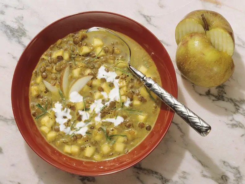 Fruchtige Curry-Linsensuppe