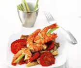 Auberginen-Tomaten-Gemüse mit gebratenen Garnelen