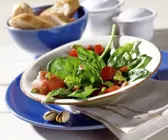 Spinatsalat mit Pistazienkernen und Schalotten-Vinaigrette