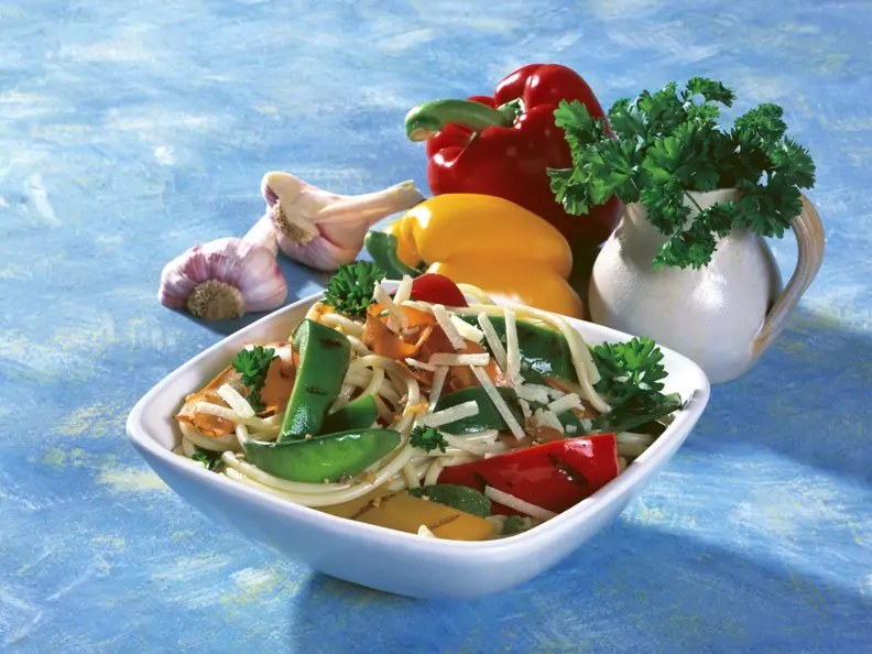 Gegrilltes Gemüse auf Pasta