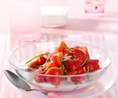 Erdbeerschale mit Limetten-Buttermilch