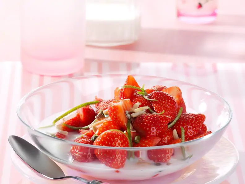 Erdbeerschale mit Limetten-Buttermilch