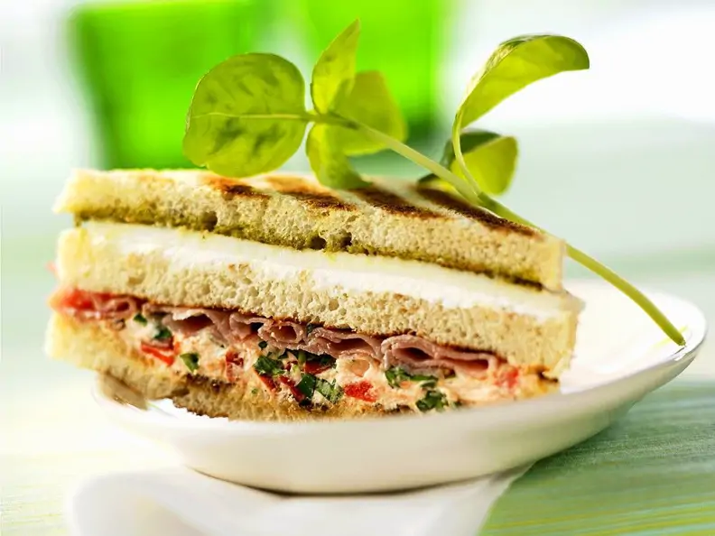 Parmaschinken-Käse-Sandwich