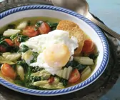 Spinatsuppe mit pochiertem Ei