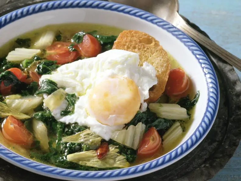 Spinatsuppe mit pochiertem Ei
