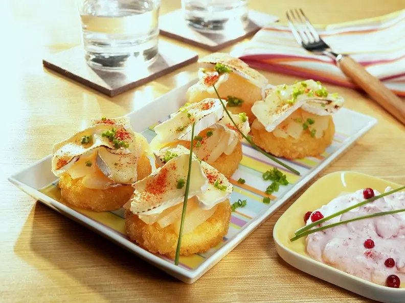 Birne mit Käse auf Kartoffelplätzchen