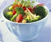 Brokkoli-Tomatensalat