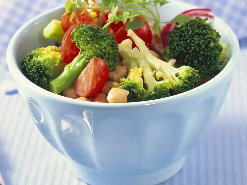 Brokkoli-Tomatensalat