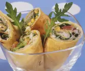 Mit buntem Salat gefüllte Wraps