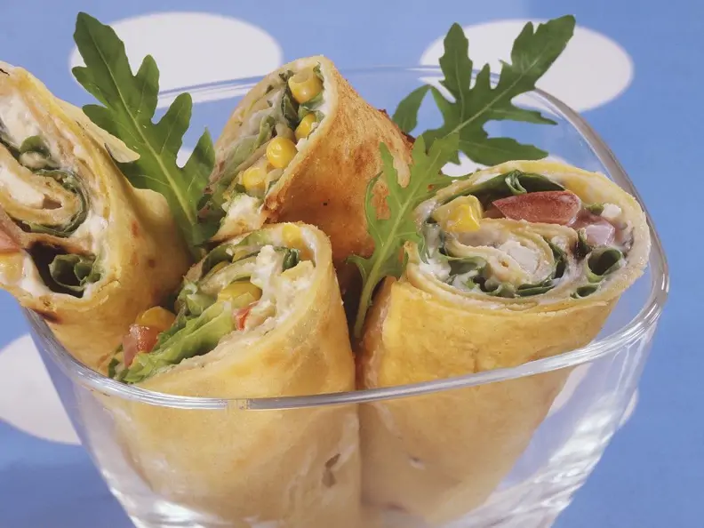 Mit buntem Salat gefüllte Wraps