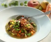 Suppe mit Gemüse und Rehfrikadellen