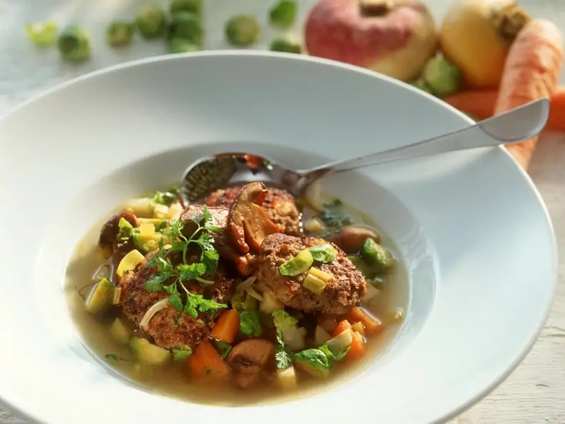 Suppe mit Gemüse und Rehfrikadellen