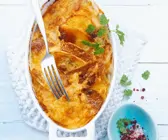 Kartoffelgratin in weißer Auflaufform