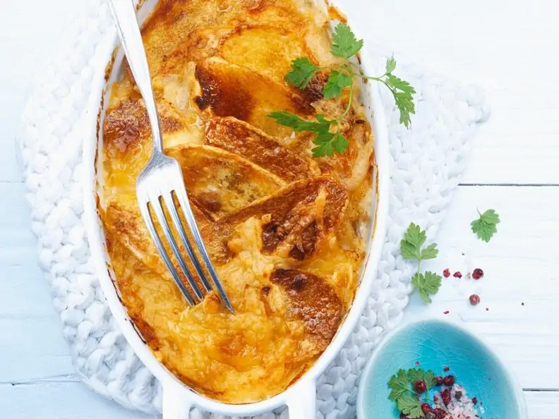 Kartoffelgratin in weißer Auflaufform