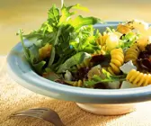 Mediterraner Nudelsalat mit Rucola