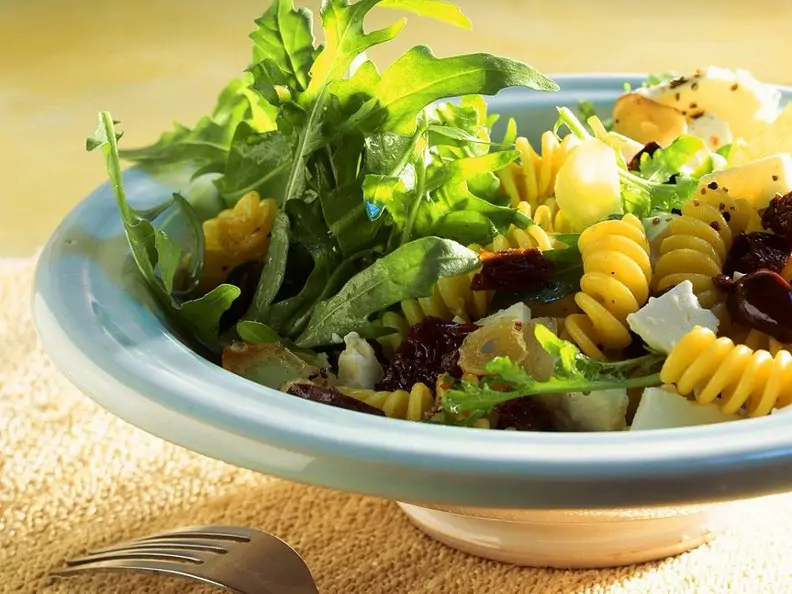 Mediterraner Nudelsalat mit Rucola