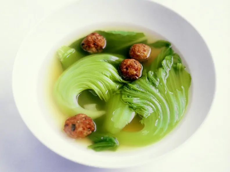 Hühnerbrühe mit Paksoi und Tofuklößchen