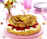 Ostergebäck mit Sahne und frischen Erdbeeren