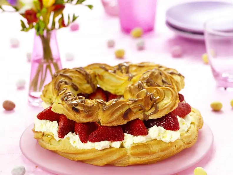 Ostergebäck mit Sahne und frischen Erdbeeren