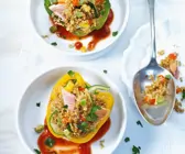 Mit Bulgur und Räucherfisch gefüllte Paprikaschoten