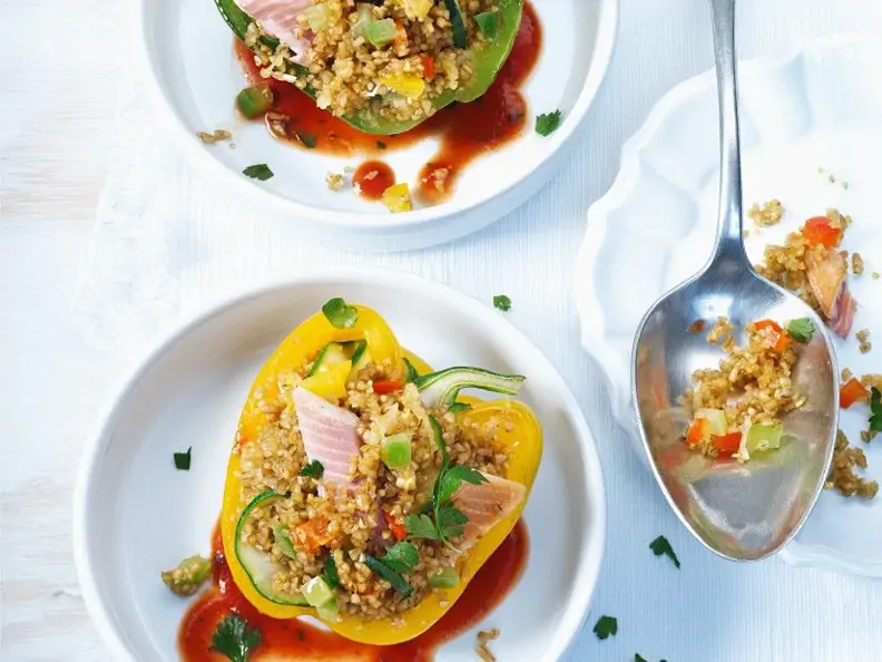 Mit Bulgur und Räucherfisch gefüllte Paprikaschoten