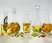 Fünf verschiedene aromatisierte Essigsorten