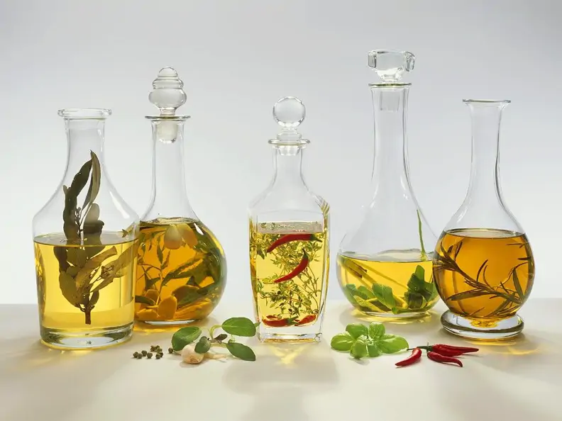 Fünf verschiedene aromatisierte Essigsorten