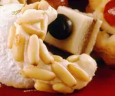 Pinienkernkipferl
