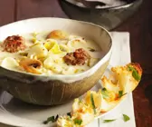 Lauchsuppe mit Käse und Fleischbällchen