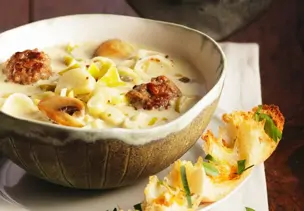 Lauchsuppe mit Käse und Fleischbällchen