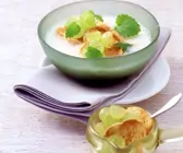 Knoblauch-Mandel-Gazpacho mit Trauben