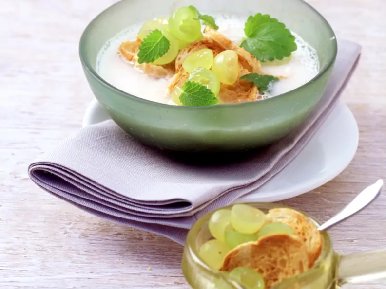 Knoblauch-Mandel-Gazpacho mit Trauben
