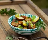 Brotsalat mit Räucherkartoffeln