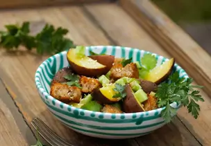 Brotsalat mit Räucherkartoffeln