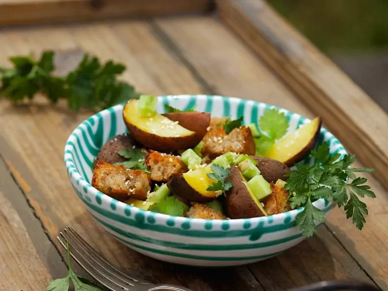 Brotsalat mit Räucherkartoffeln