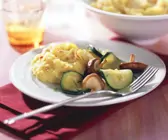 Zwiebel-Kartoffelpüree mit Zucchini-Shiitake-Gemüse